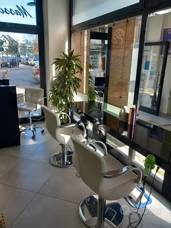 Azienda in vendita: Parrucchiere in vendita, locali ristrutturati e attrezzati, in buona posizione a Italia - Parrucchieri - Immagine principale