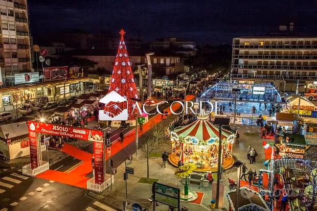 Azienda in vendita: Bar in zona pedonale con cucina attrezzata e plateatico esterno a Italia - Bar - Immagine principale