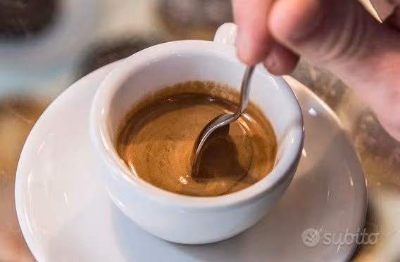 Azienda in vendita: Bar Caffetteria Piadineria in pieno centro città a Italia - Bar - Immagine principale