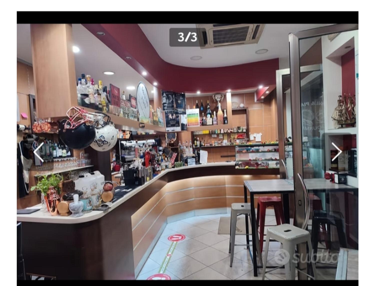 Azienda in vendita: Bar paninoteca. Ottima posizione strategica .
105 m in buone cond a Italia - Bar - Immagine foto 2