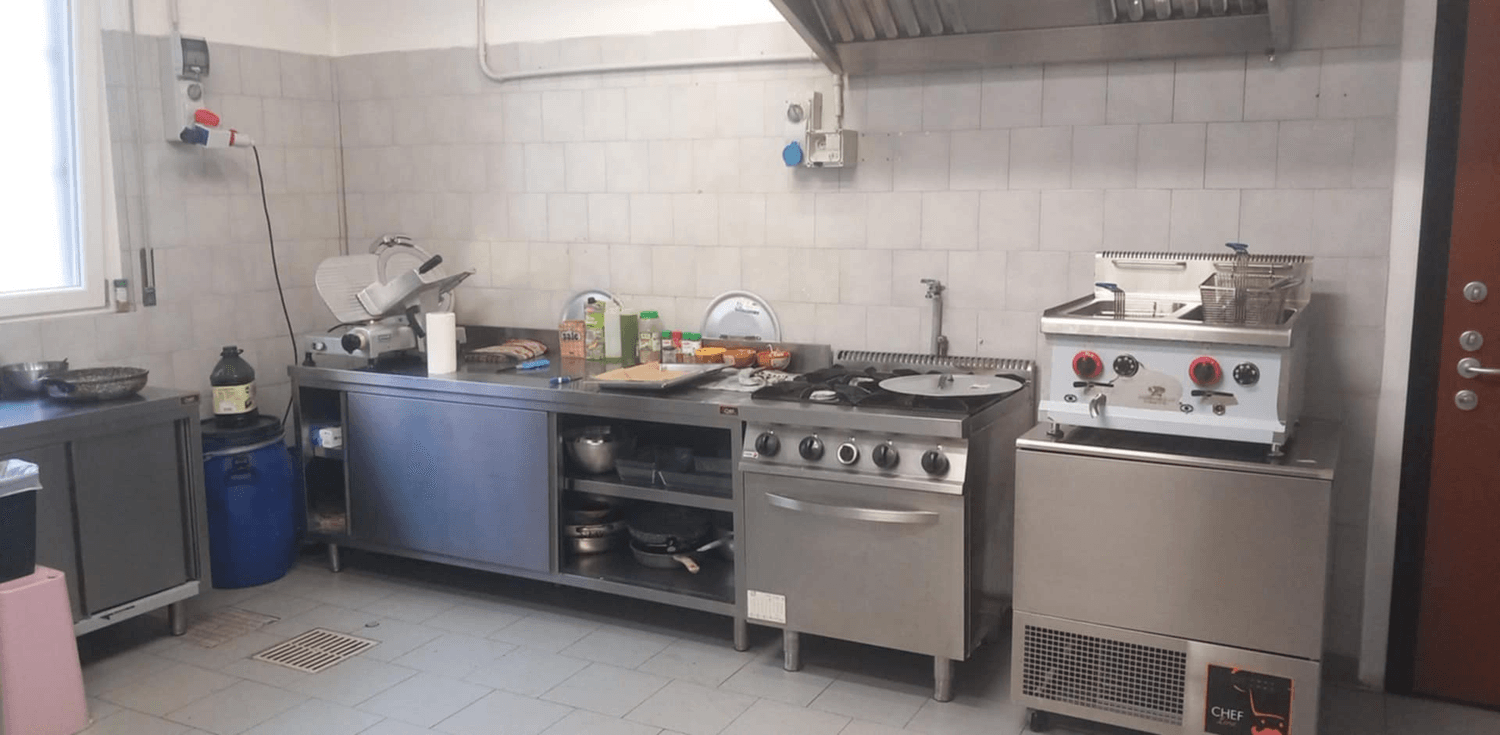 Azienda in vendita: Cedesi gastronomia a meda monza brianza a Italia - Negozi - alimentari e ortofrutta - Immagine foto 2