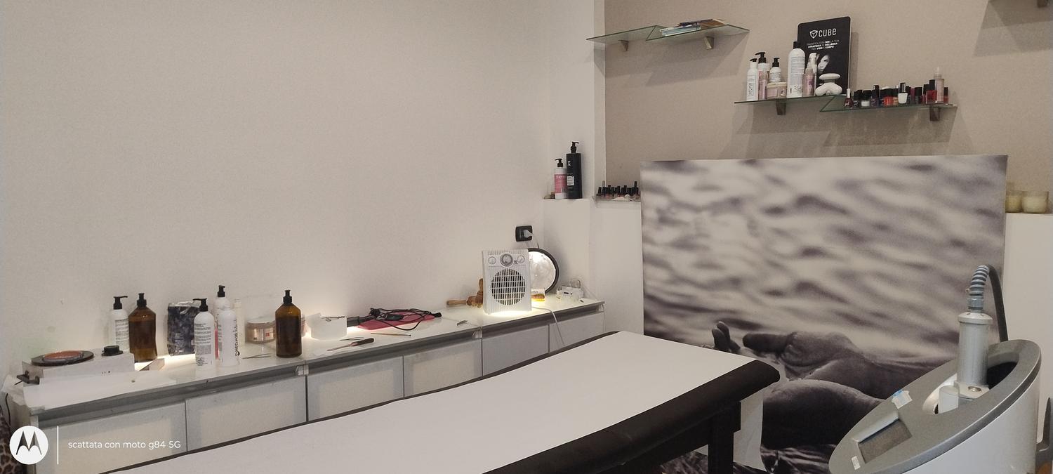 Azienda in vendita: Vendo bottega ristrutturata su strada principale i a Italia - Area Wellness e Spa - Immagine principale
