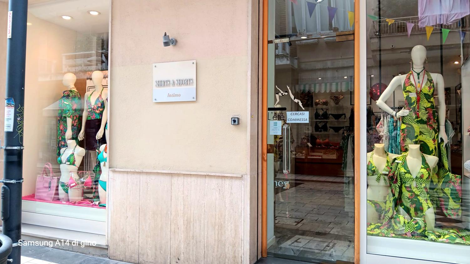 Azienda in vendita: Vendesi boutique storica di biancheria intima e costumi da bagno a Italia - Negozi - abbigliamento - Immagine principale