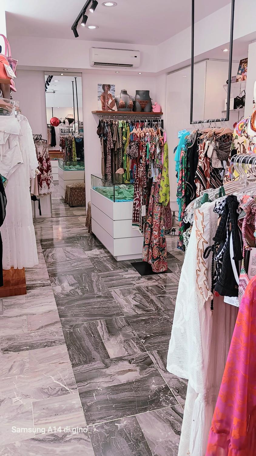 Azienda in vendita: Vendesi boutique storica di biancheria intima e costumi da bagno a Italia - Negozi - abbigliamento - Immagine foto 2