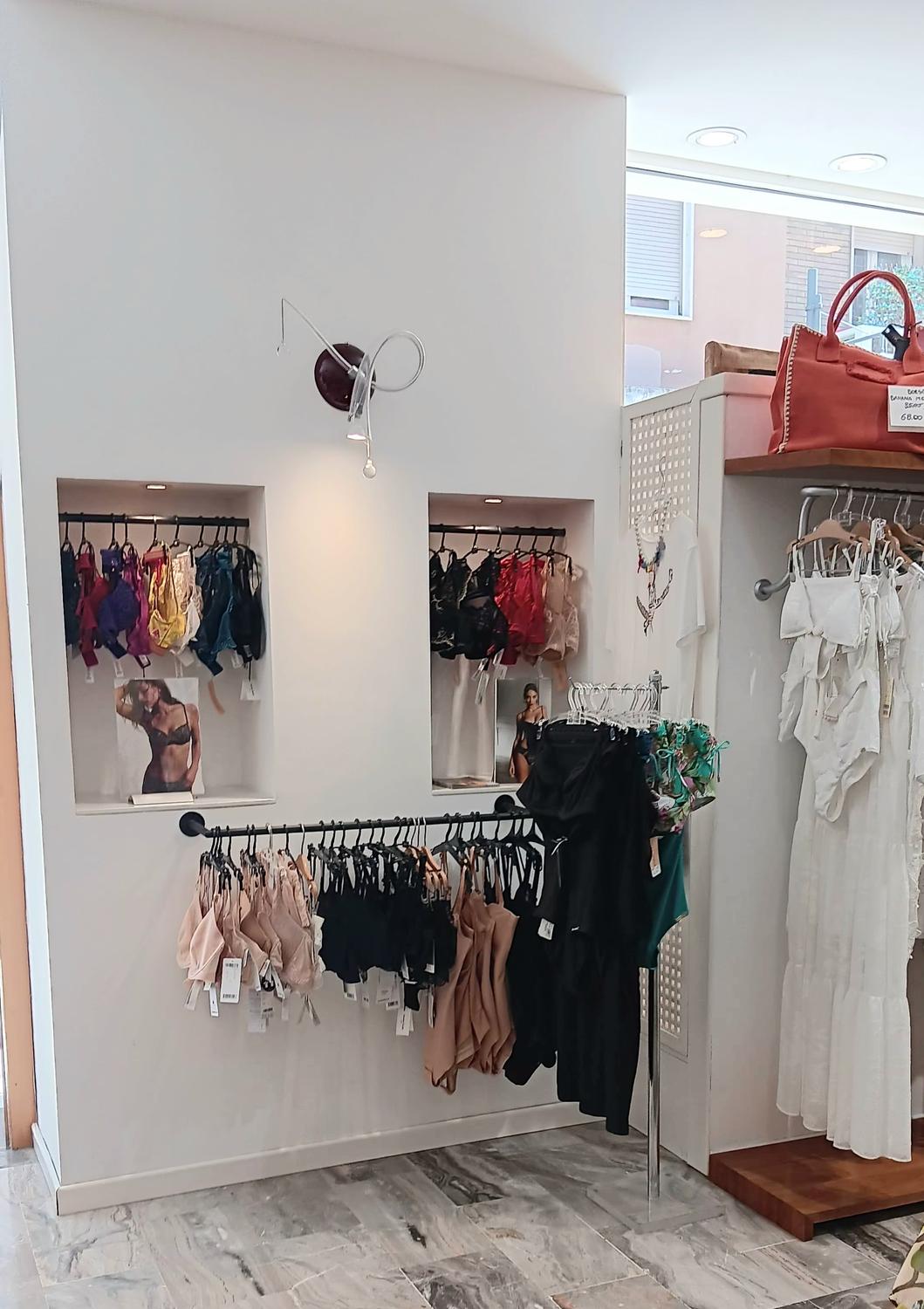Azienda in vendita: Vendesi boutique storica di biancheria intima e costumi da bagno a Italia - Negozi - abbigliamento - Immagine foto 3