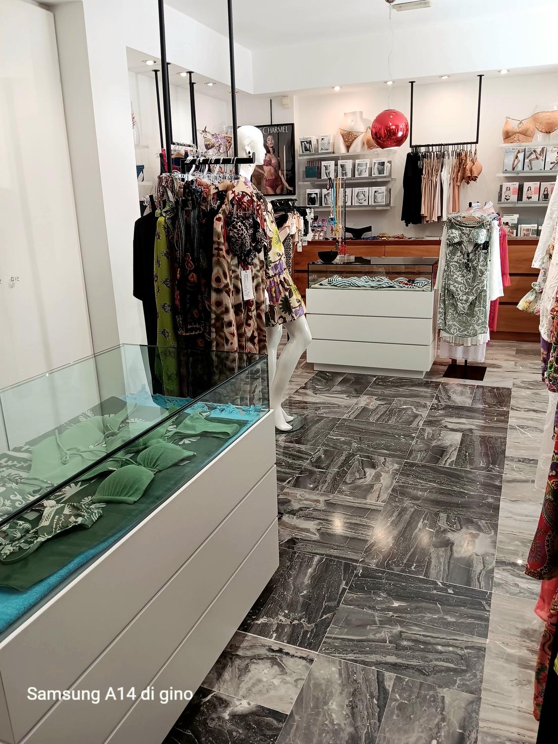 Azienda in vendita: Vendesi boutique storica di biancheria intima e costumi da bagno a Italia - Negozi - abbigliamento - Immagine foto 4