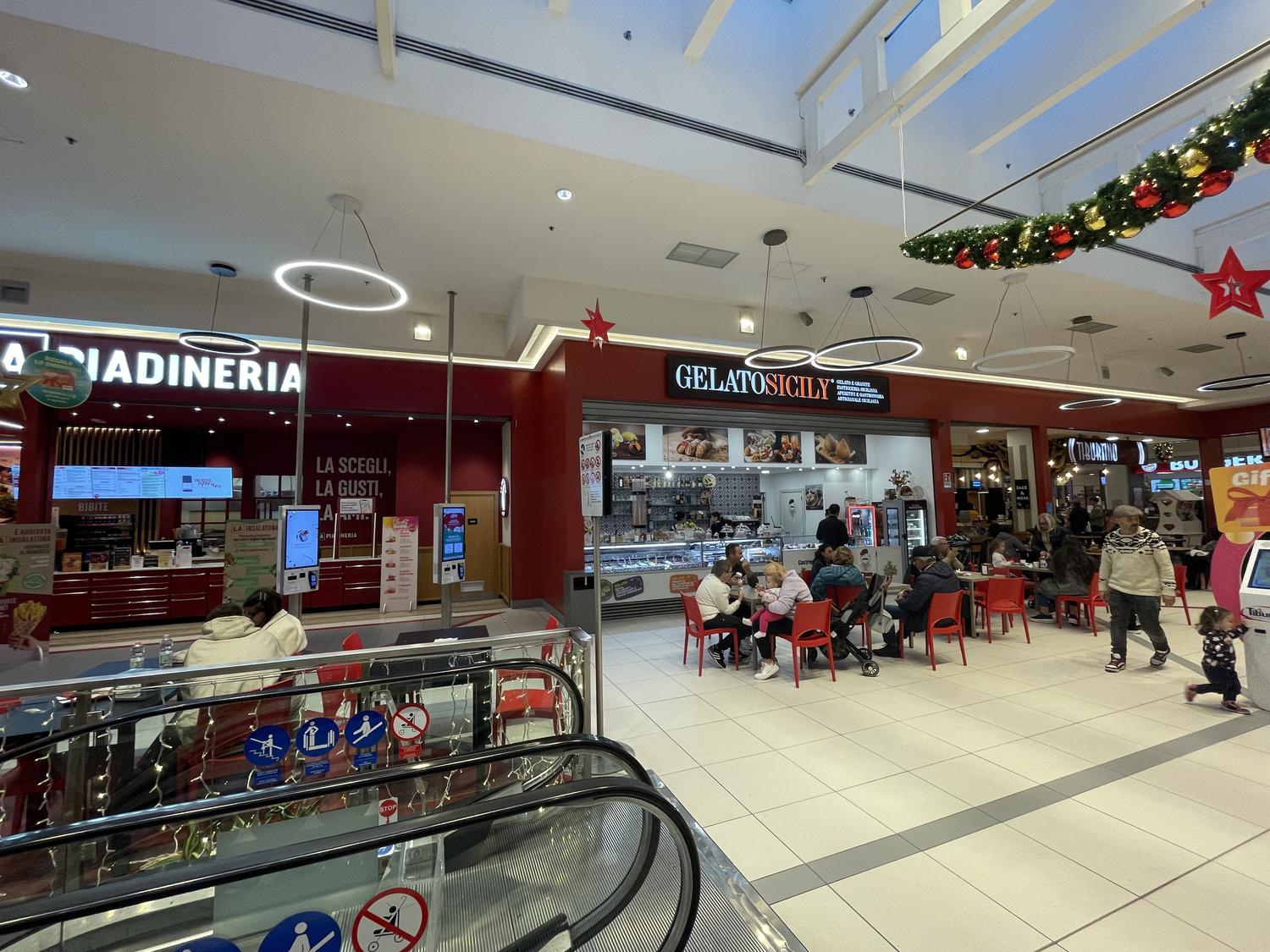 Azienda in vendita: Vendesi attività gelateria pasticceria gastronomia cc Tiburtino  a Italia - Gelaterie - Immagine principale