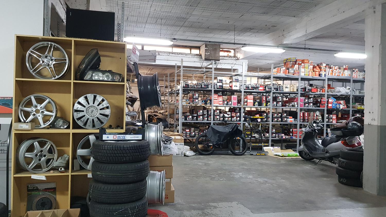 Azienda in vendita: Vendo attivita' comm. di ricambi piu' locale sito in Savona.    a Italia - Altro - Immagine principale