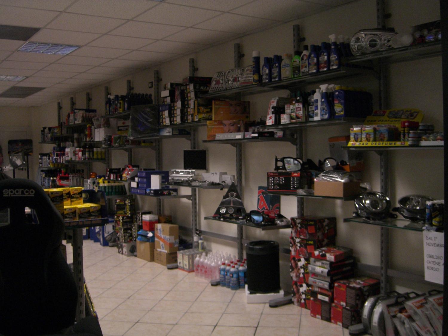 Azienda in vendita: Vendo attivita' comm. di ricambi piu' locale sito in Savona.    a Italia - Altro - Immagine foto 2