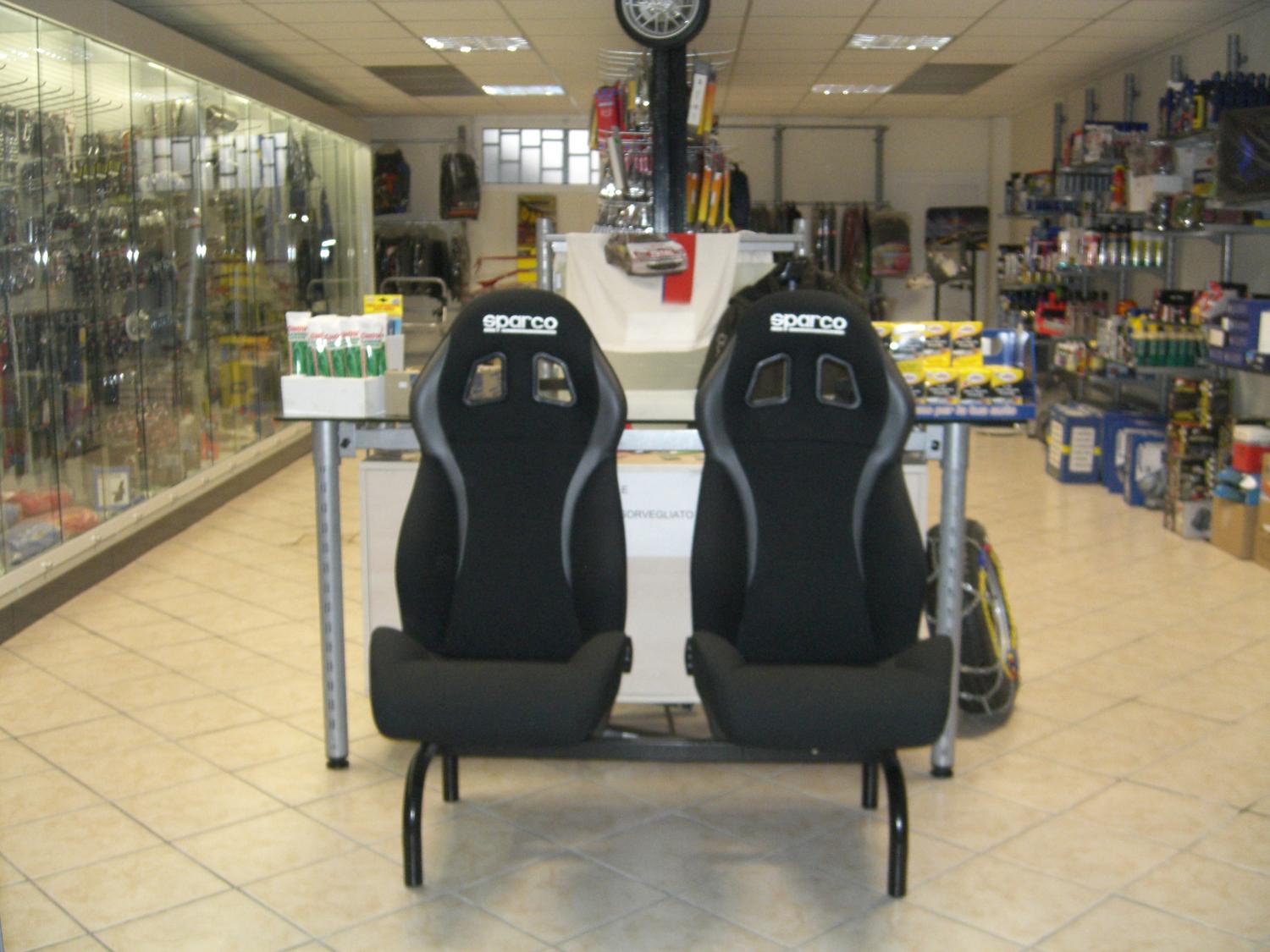 Azienda in vendita: Vendo attivita' comm. di ricambi piu' locale sito in Savona.    a Italia - Altro - Immagine foto 3