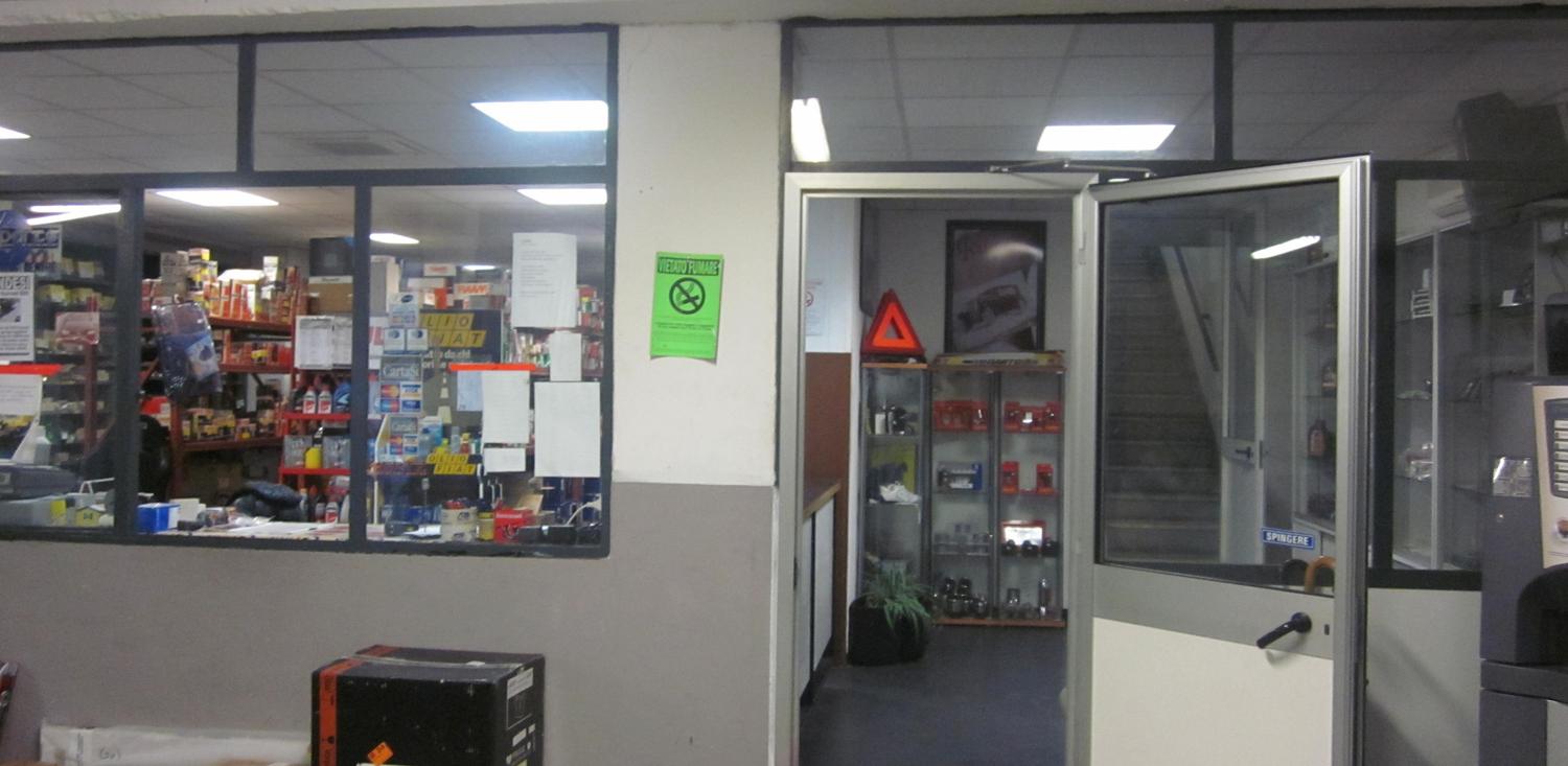 Azienda in vendita: Vendo attivita' comm. di ricambi piu' locale sito in Savona.    a Italia - Altro - Immagine foto 4