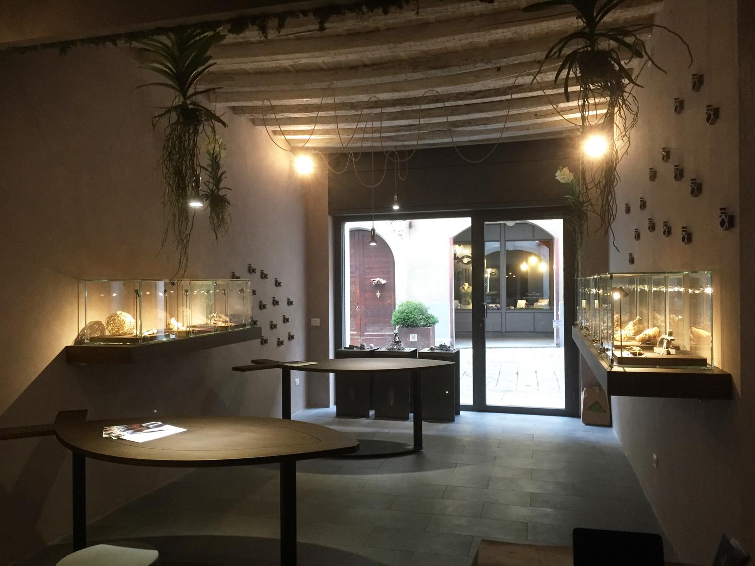 Azienda in vendita: Cedo Attività Commerciale di Gioielleria con Marchio Proprio a Italia - Gioiellerie e oreficerie - Immagine foto 2