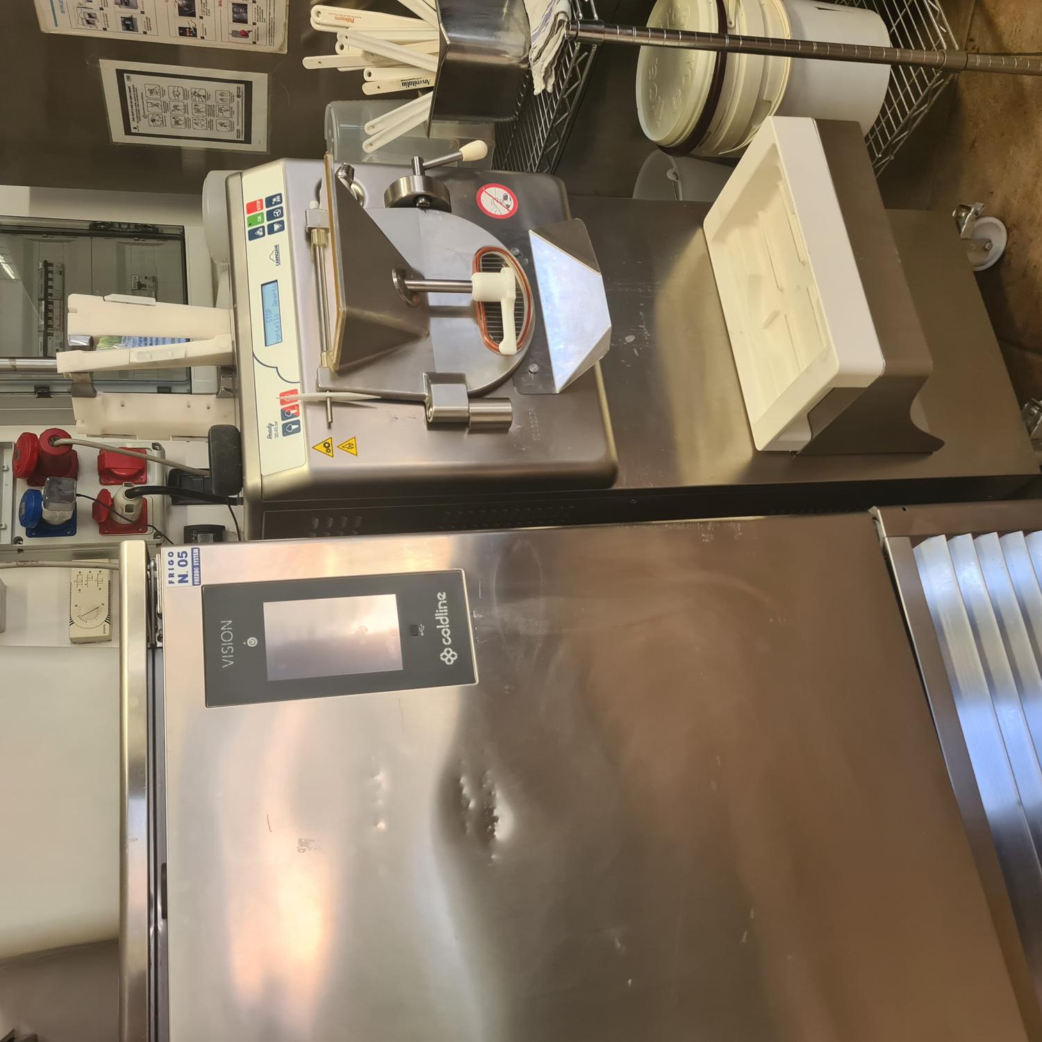 Azienda in vendita: Vendesi avviata pasticceria e gelateria in valle d aosta a Italia - Pasticcerie - Immagine principale