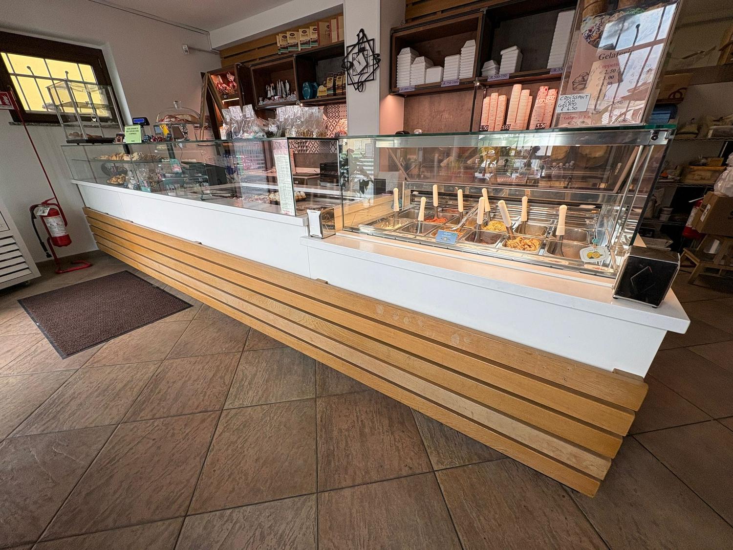 Azienda in vendita: Vendesi avviata pasticceria e gelateria in valle d aosta a Italia - Pasticcerie - Immagine foto 2