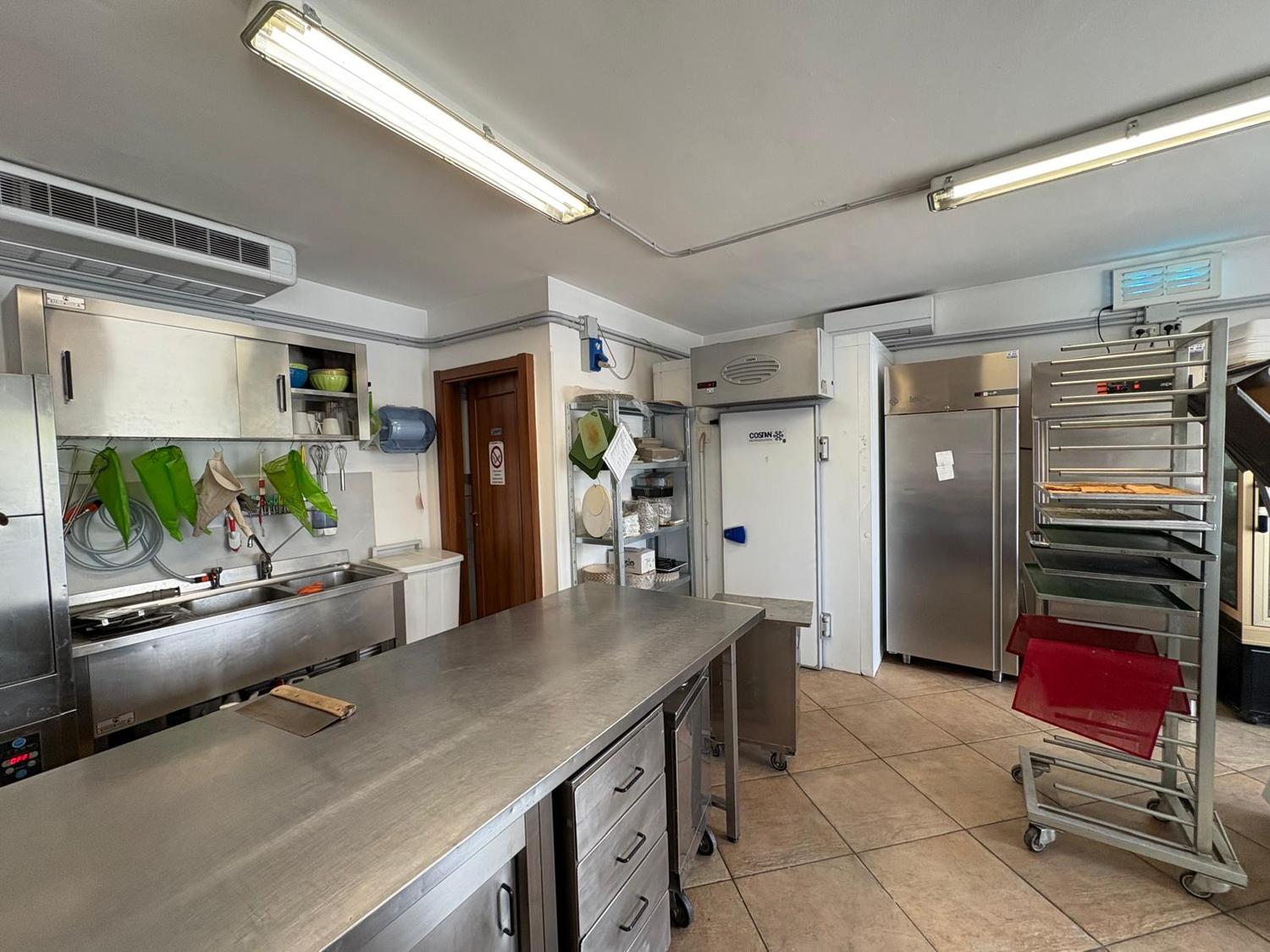 Azienda in vendita: Vendesi avviata pasticceria e gelateria in valle d aosta a Italia - Pasticcerie - Immagine foto 3