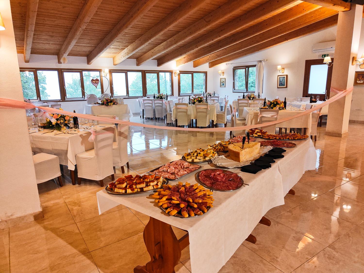 Azienda in vendita: Vendo immobile adibito a ristorante e camere più 2 appartamenti  a Italia - Ristoranti - Immagine foto 3