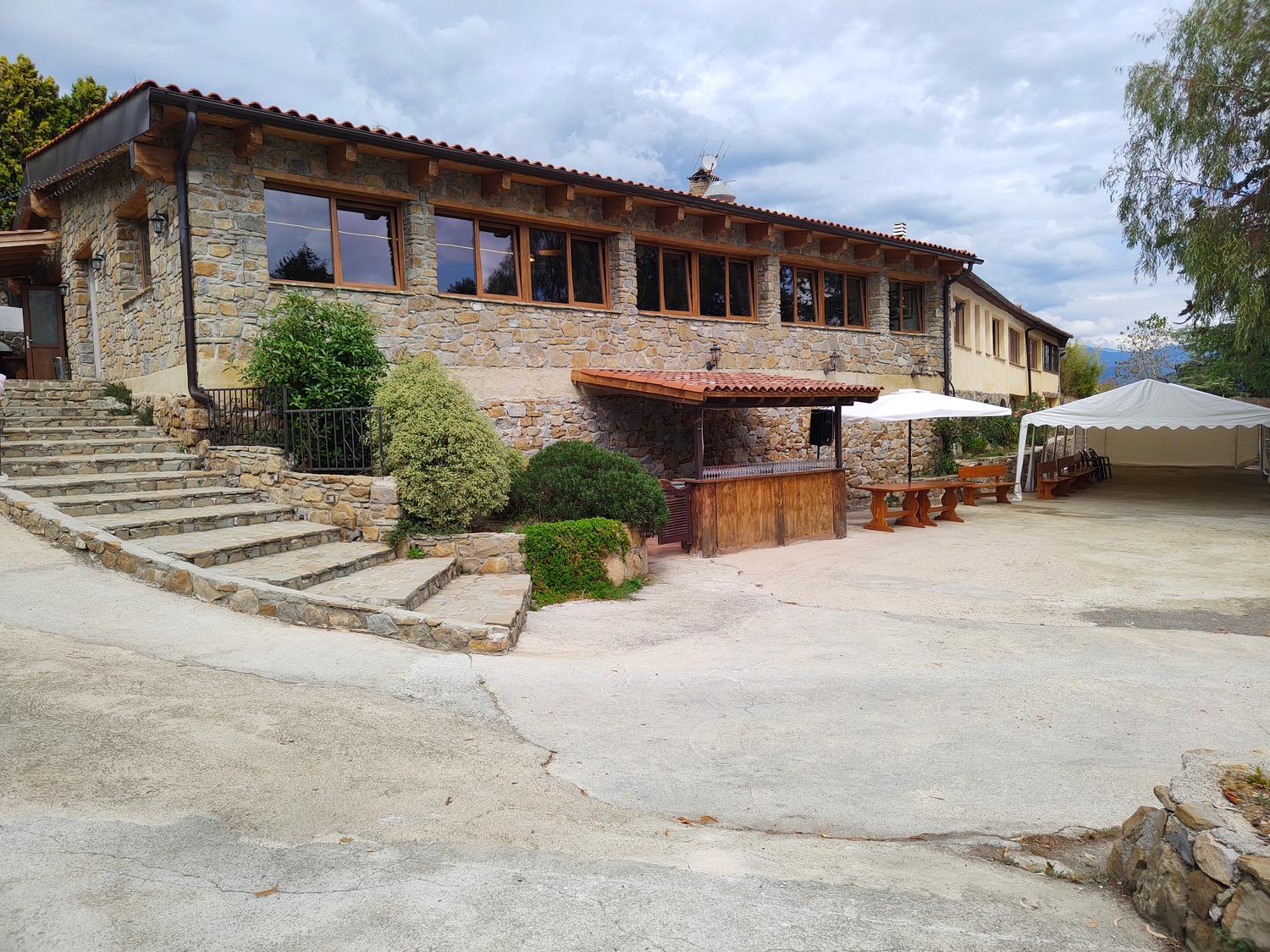 Azienda in vendita: Vendo immobile adibito a ristorante e camere più 2 appartamenti  a Italia - Ristoranti - Immagine foto 4