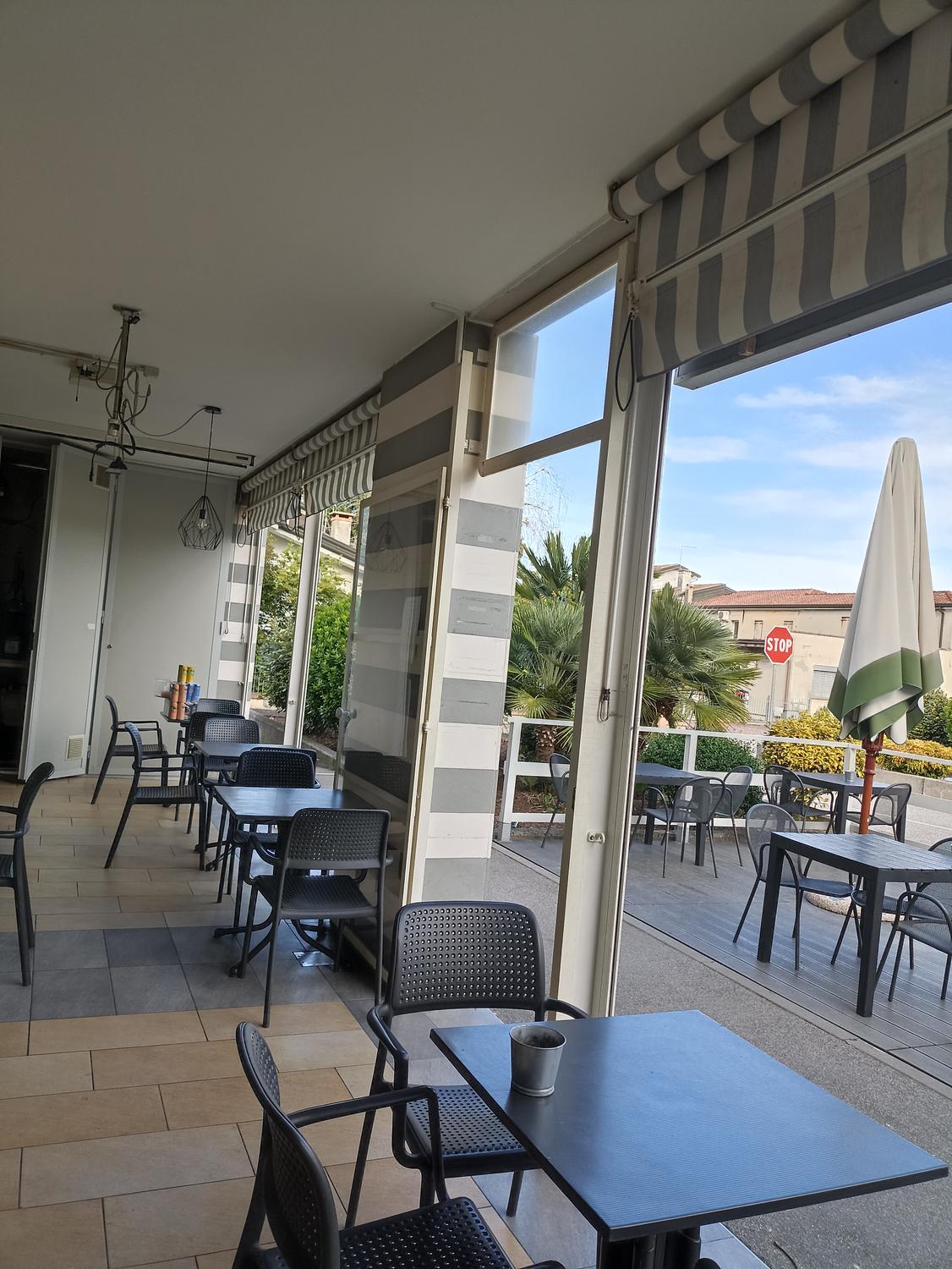 Azienda in vendita: Vendesi attività di bar con cucina, patentino tabacchi. a Italia - Bar Tabacchi - Immagine principale