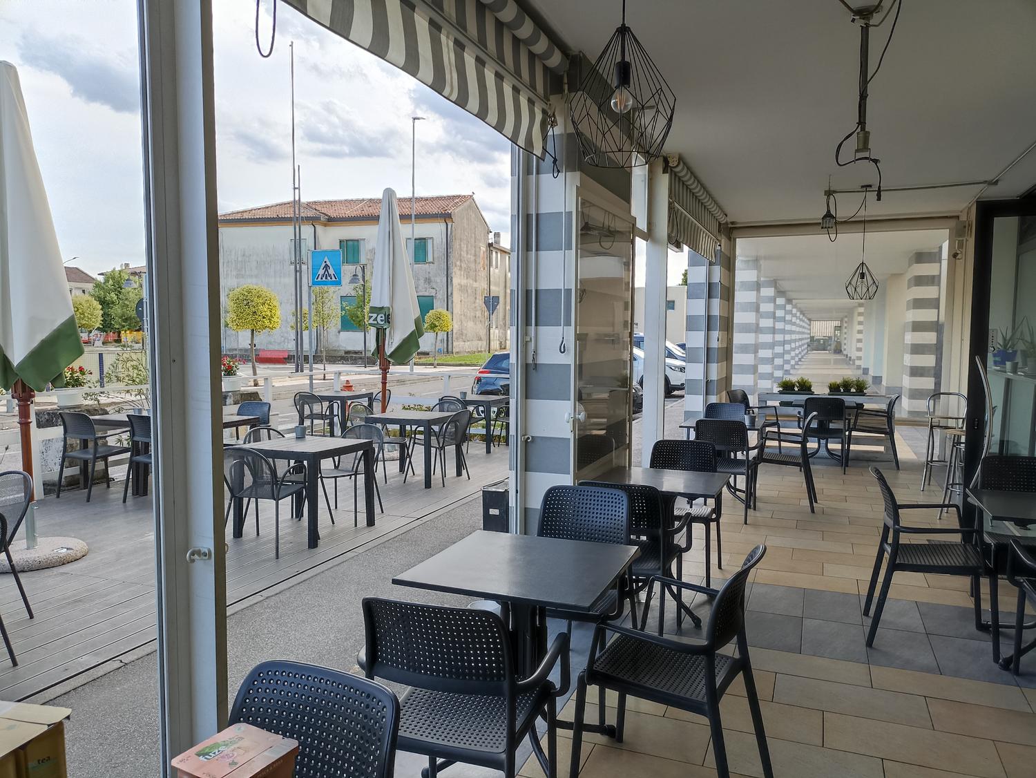 Azienda in vendita: Vendesi attività di bar con cucina, patentino tabacchi. a Italia - Bar Tabacchi - Immagine foto 3