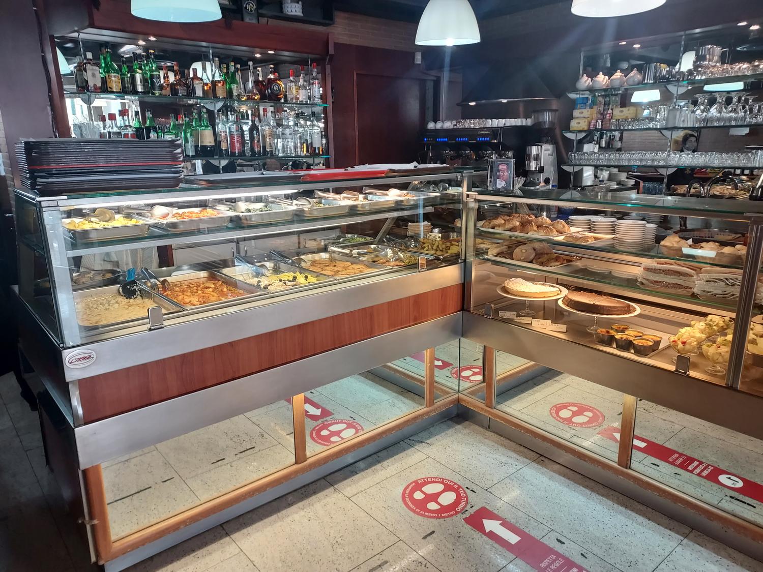 Azienda in vendita: Vendo attività di bar tavola calda ristorante  a Italia - Bar - Immagine principale