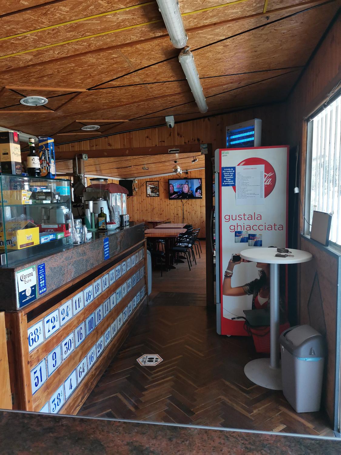 Azienda in vendita: Vendo attività di bbar somministrazione alimenti e bevande  a Italia - Bar - Immagine principale