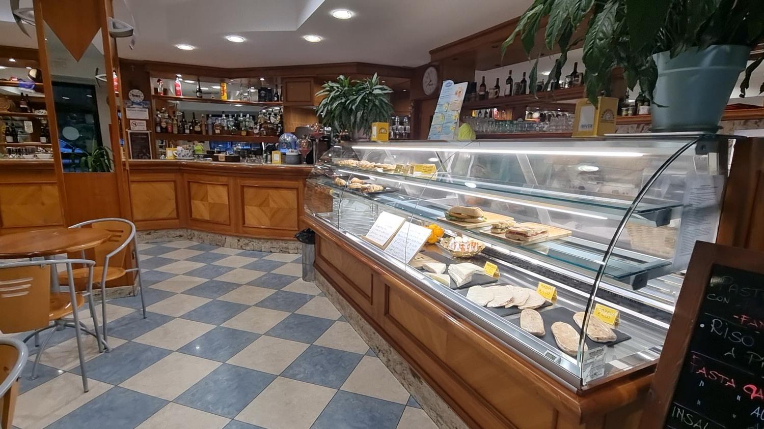 Azienda in vendita: VENDO BAR TABACCHERIA EDICOLA a Italia - Bar Tabacchi - Immagine foto 4