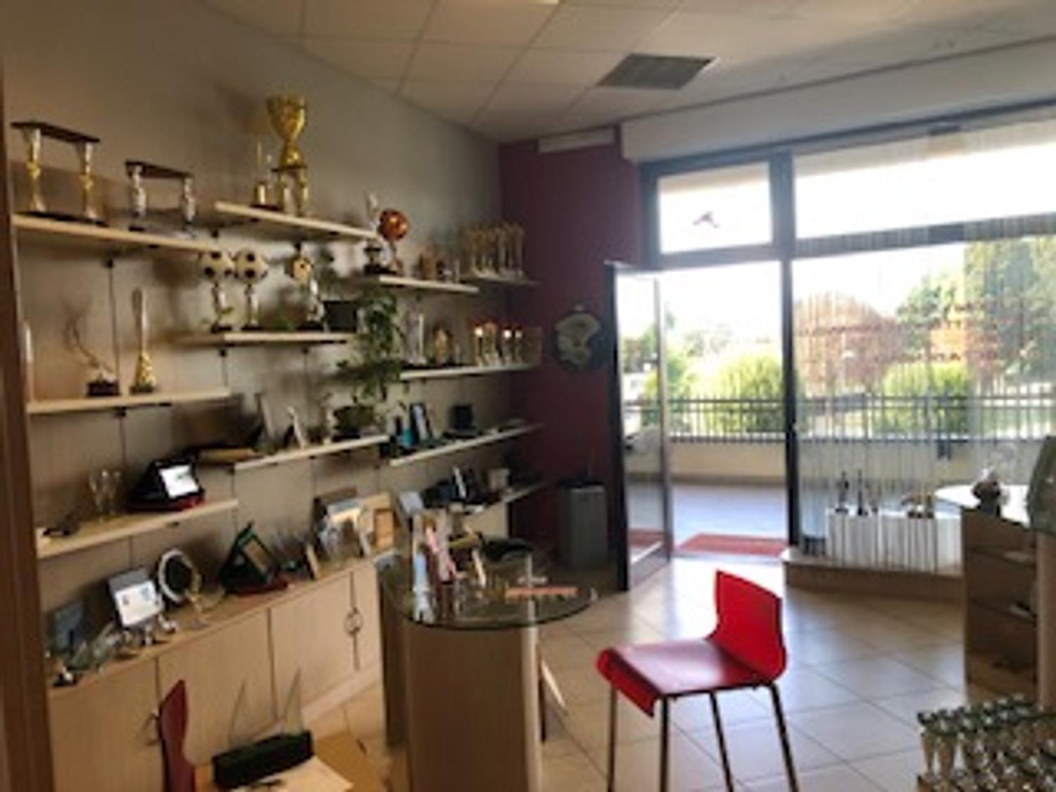 Azienda in vendita: Vendesi attività artigianale Premiazioni -Timbri-IncisionI Laser a Italia - Altro - Immagine foto 2