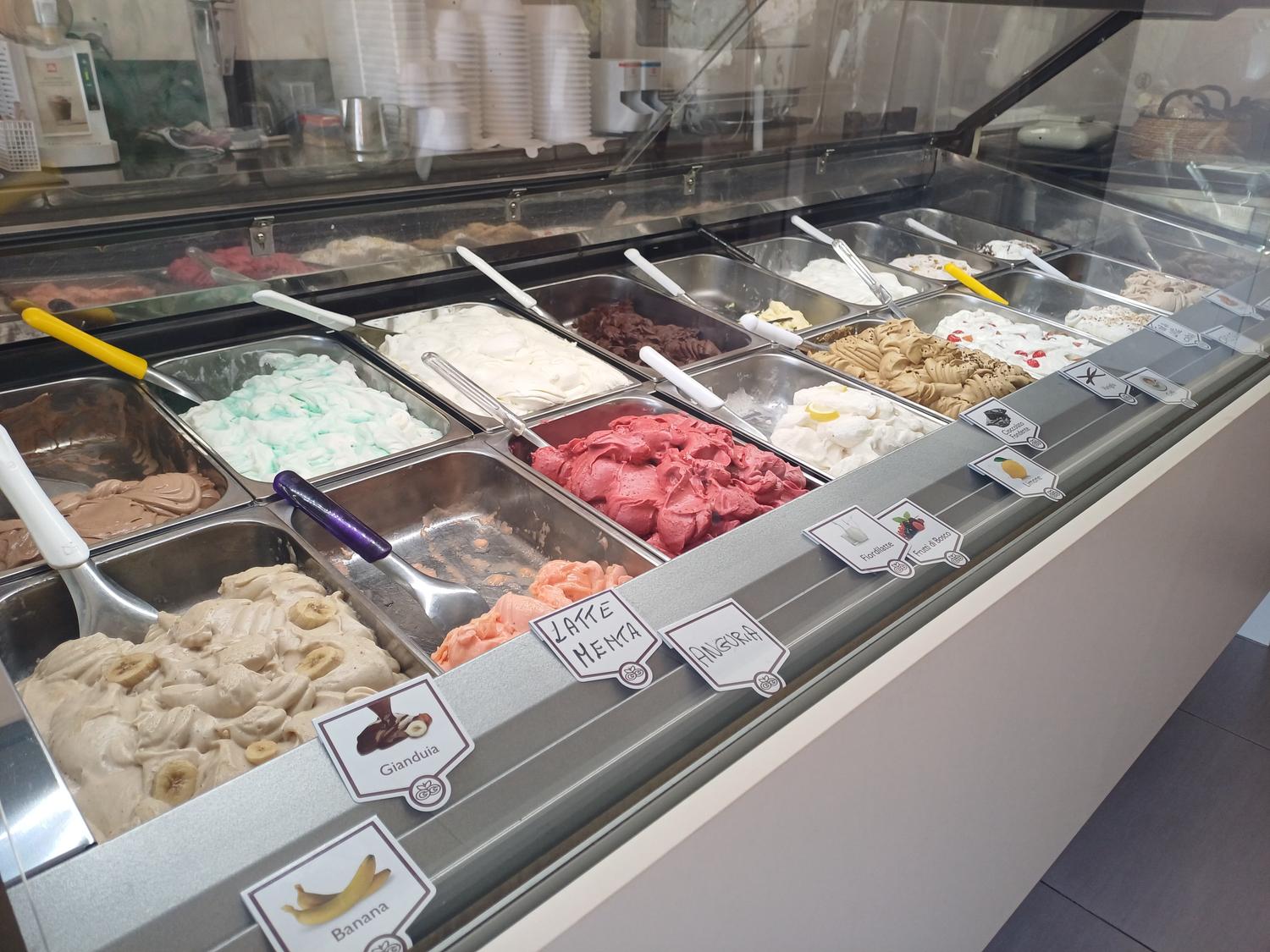 Azienda in vendita: Vendo Gelateria Caffè con laboratorio in zona di passaggio  a Italia - Gelaterie - Immagine foto 2
