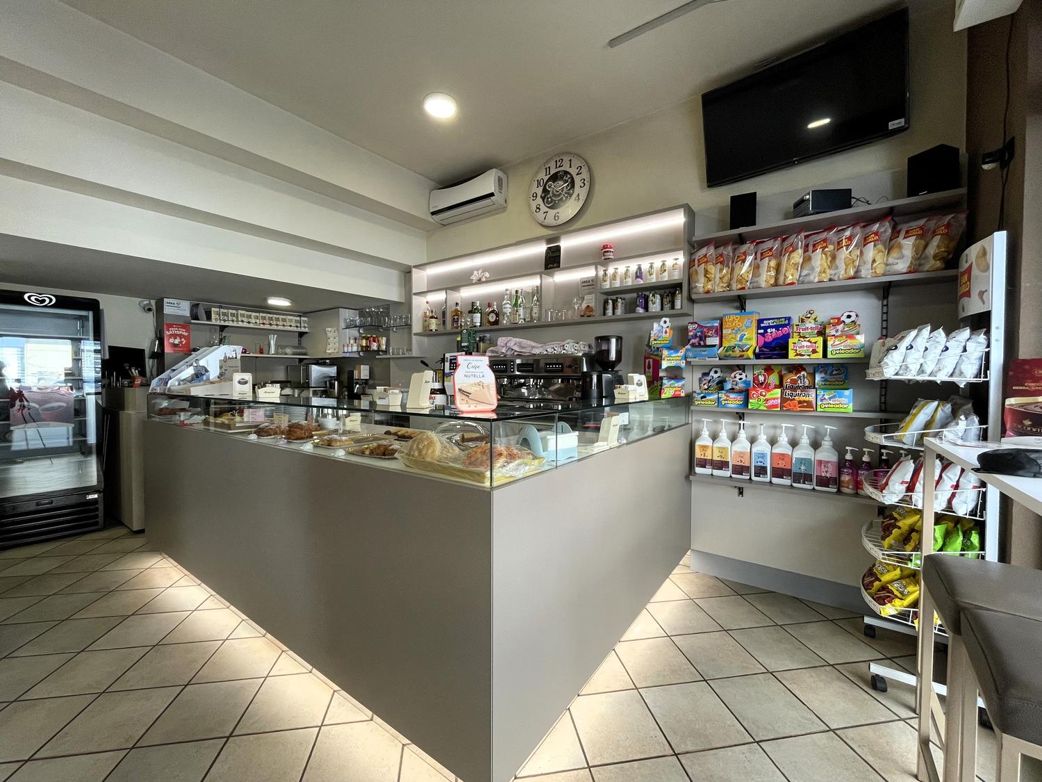 Azienda in vendita: Proponiamo in vendita Bar/Caffetteria e Tavola Fredda ben avviata a Italia - Bar - Immagine foto 2