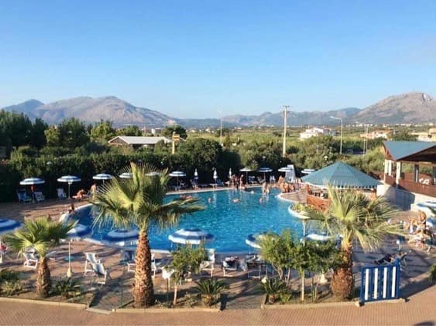 Azienda in vendita: Vendesi Hotel 4 stelle fronte mare   a Italia - Hotel - Immagine foto 2