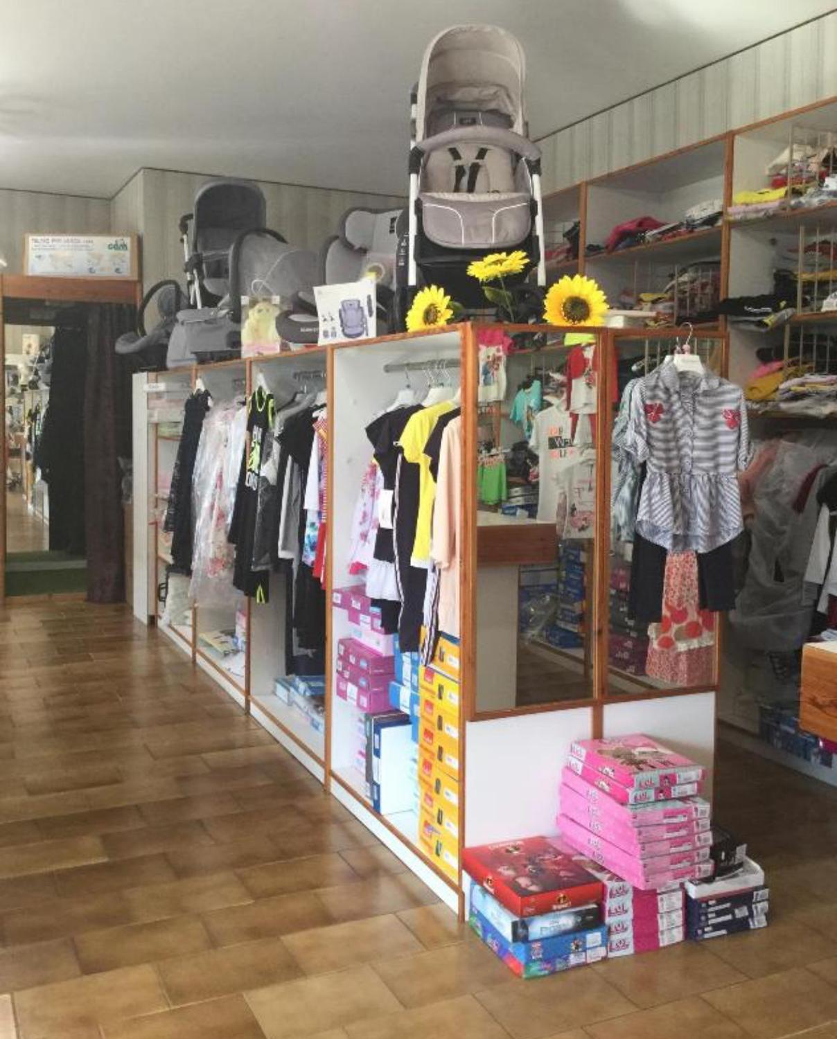 Azienda in vendita: Vendessi attività commerciale ben avviata da più di 48 anni.  a Italia - Negozi - abbigliamento - Immagine foto 2