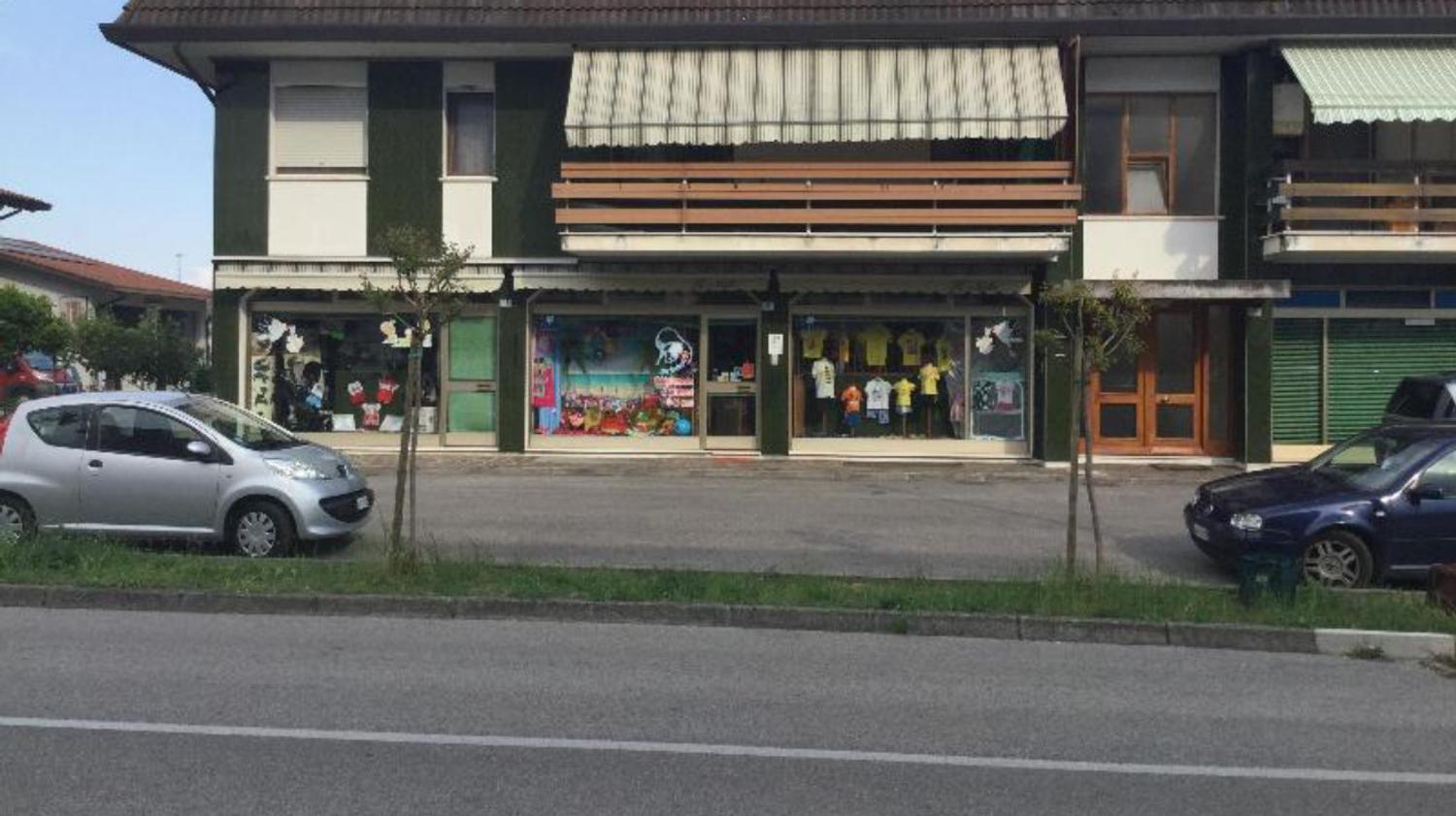 Azienda in vendita: Vendessi attività commerciale ben avviata da più di 48 anni.  a Italia - Negozi - abbigliamento - Immagine foto 4