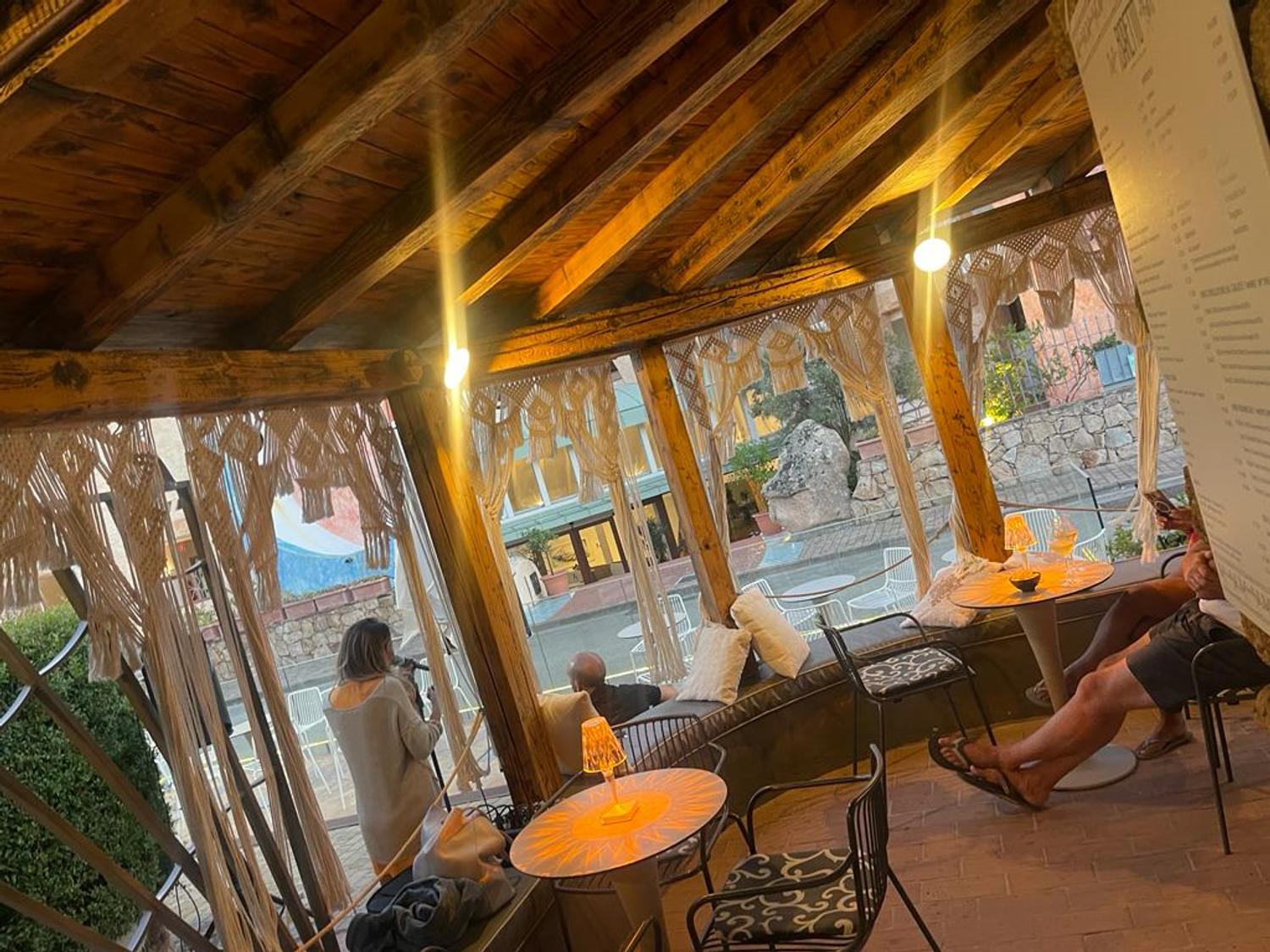 Azienda in vendita: Vendesi attività di bar paninoteca in zona pregiatissima  a Italia - Bar - Immagine principale