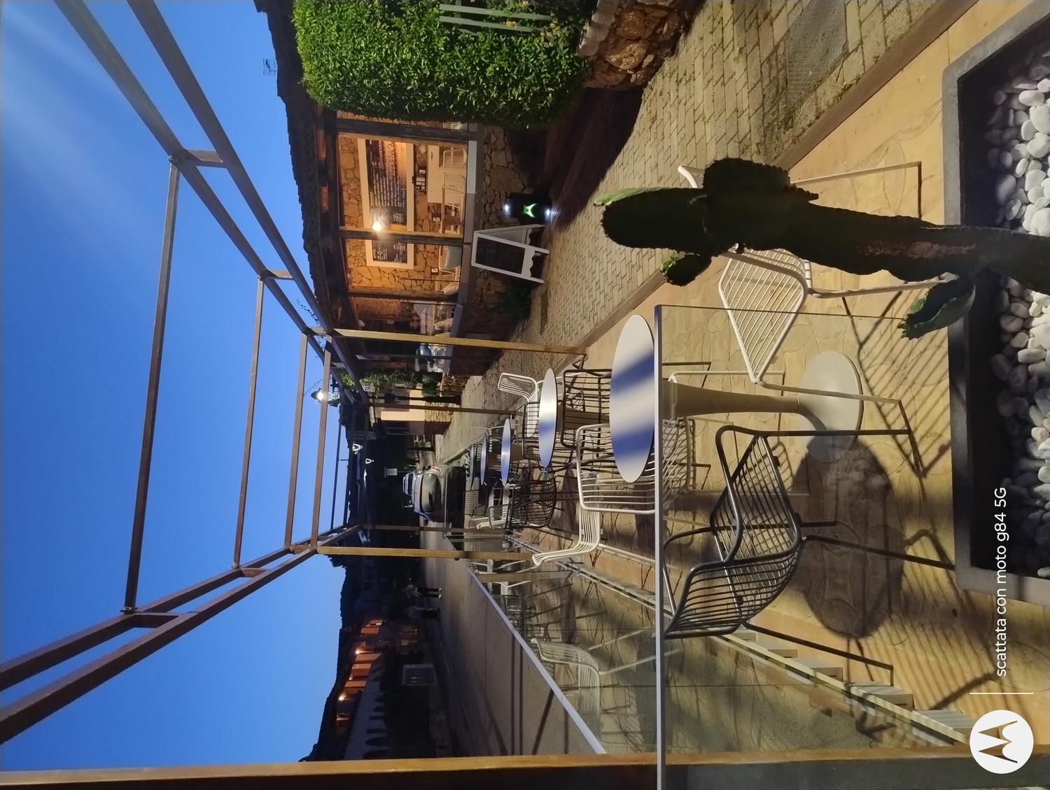 Azienda in vendita: Vendesi attività di bar paninoteca in zona pregiatissima  a Italia - Bar - Immagine foto 3