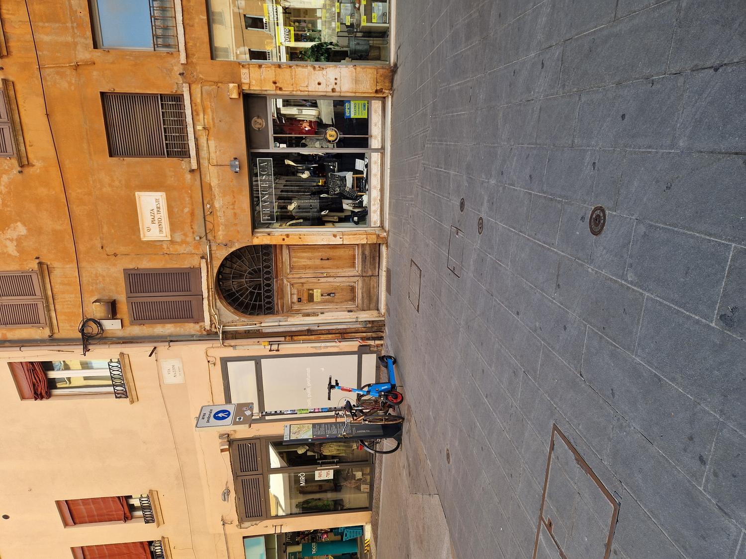 Azienda in vendita: VENDESI ATTIVITA BOUTIQUE DI ABBIGLIAMENTO NEL CENTRO A FERRARA a Italia - Negozi - abbigliamento - Immagine principale