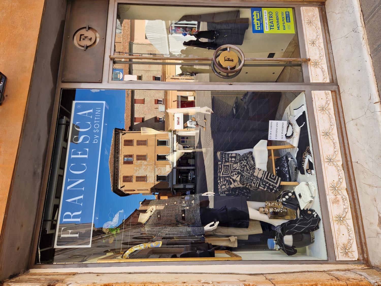 Azienda in vendita: VENDESI ATTIVITA BOUTIQUE DI ABBIGLIAMENTO NEL CENTRO A FERRARA a Italia - Negozi - abbigliamento - Immagine foto 2