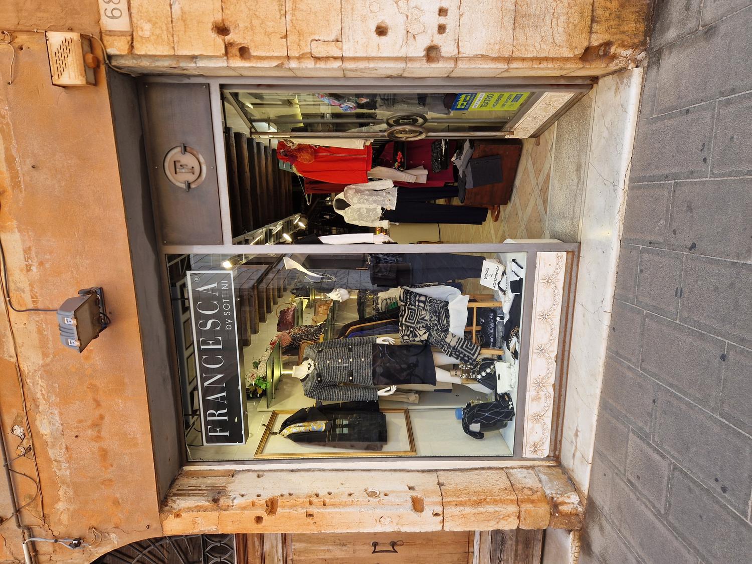 Azienda in vendita: VENDESI ATTIVITA BOUTIQUE DI ABBIGLIAMENTO NEL CENTRO A FERRARA a Italia - Negozi - abbigliamento - Immagine foto 3