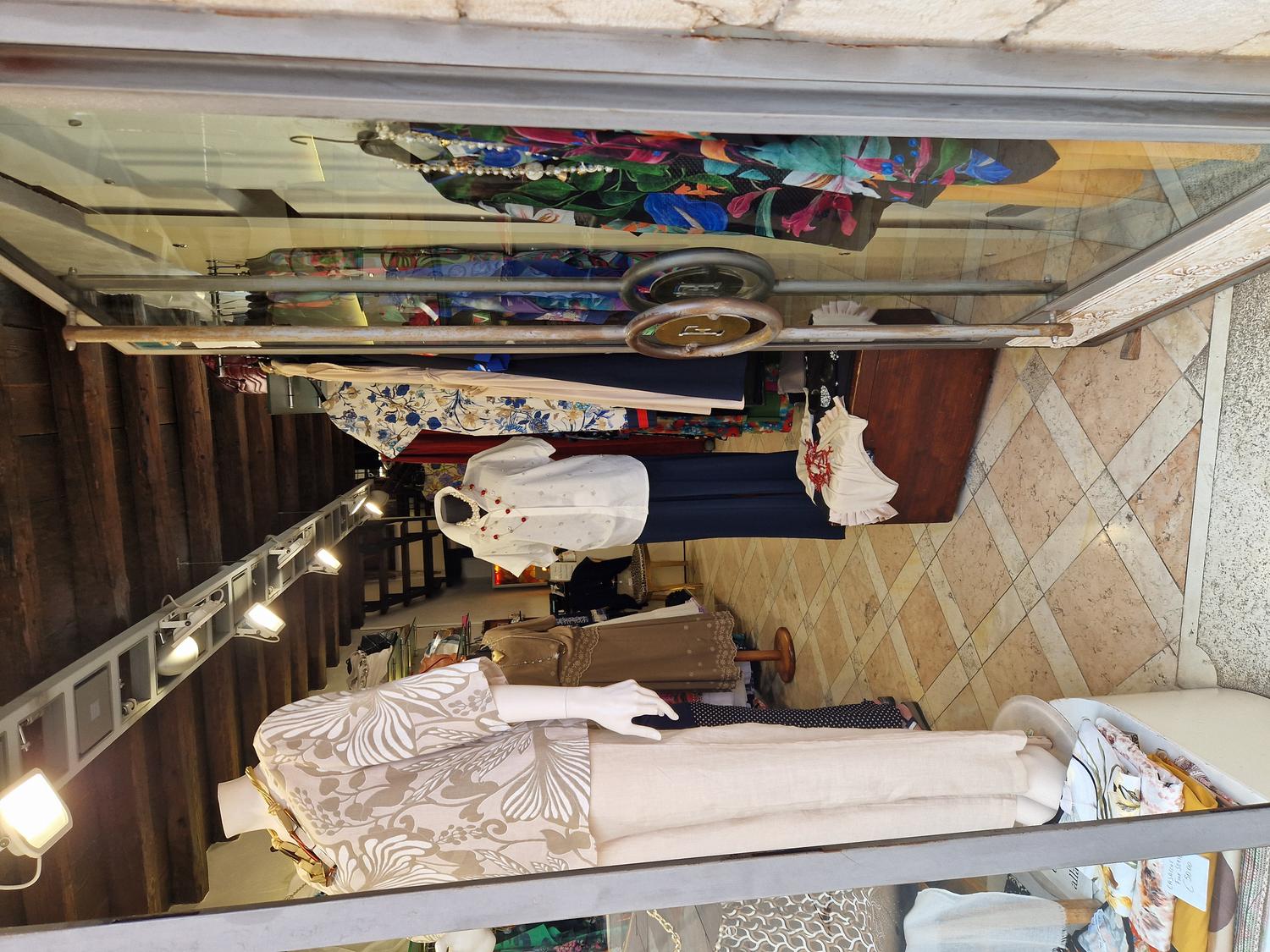 Azienda in vendita: VENDESI ATTIVITA BOUTIQUE DI ABBIGLIAMENTO NEL CENTRO A FERRARA a Italia - Negozi - abbigliamento - Immagine foto 4