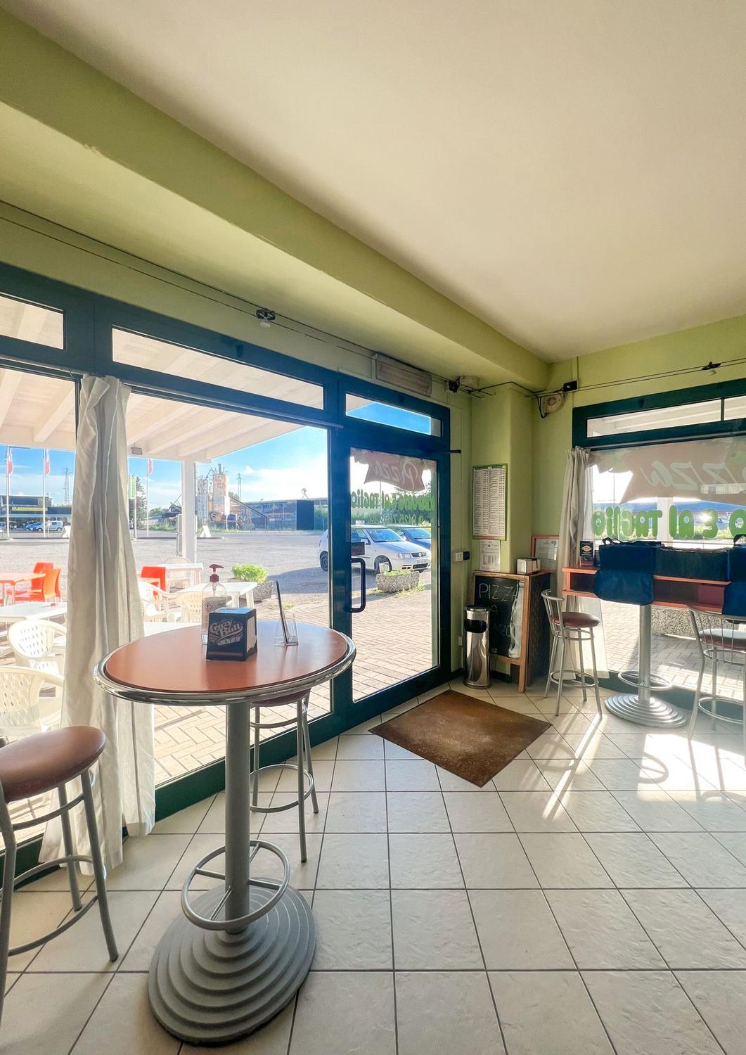 Azienda in vendita: Pizzeria d'asporto con forno a legna e posti a sedere  a Italia - Pizzerie - Immagine foto 2