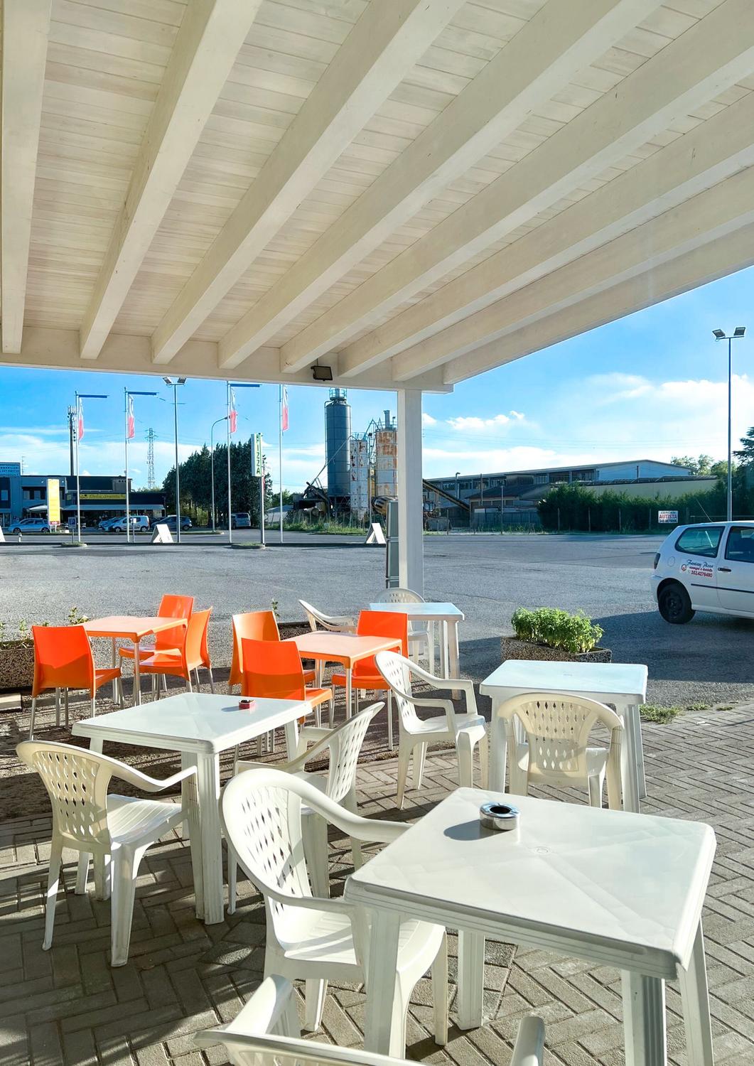 Azienda in vendita: Pizzeria d'asporto con forno a legna e posti a sedere  a Italia - Pizzerie - Immagine foto 3