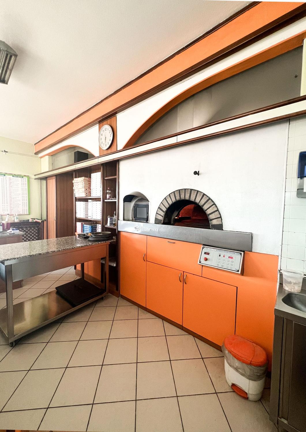 Azienda in vendita: Pizzeria d'asporto con forno a legna e posti a sedere  a Italia - Pizzerie - Immagine foto 4