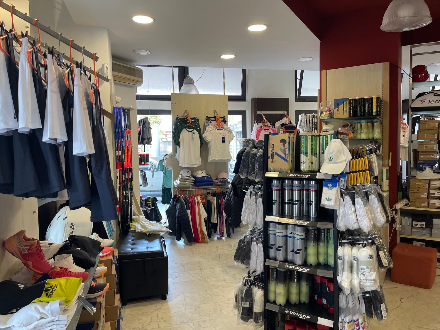 Azienda in vendita: NEGOZIO ARTICOLI SPORTIVI TENNIS E PADEL a Italia - Negozi - Articoli sportivi - Immagine foto 2