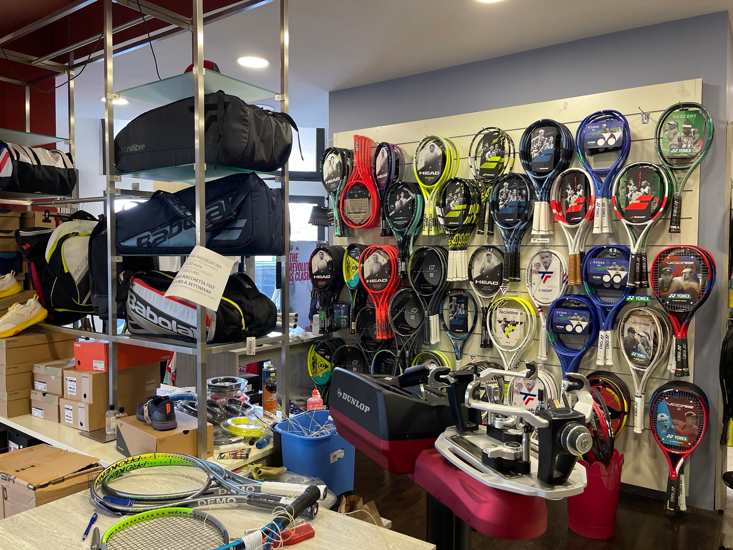 Azienda in vendita: NEGOZIO ARTICOLI SPORTIVI TENNIS E PADEL a Italia - Negozi - Articoli sportivi - Immagine foto 3