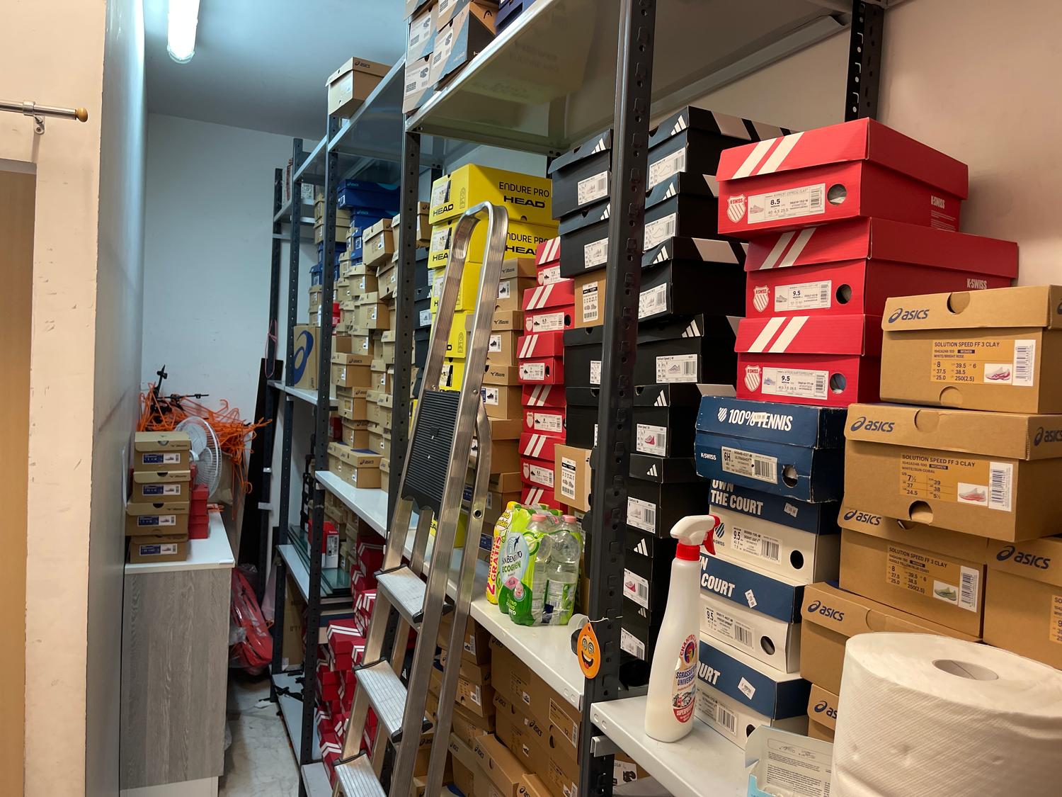 Azienda in vendita: NEGOZIO ARTICOLI SPORTIVI TENNIS E PADEL a Italia - Negozi - Articoli sportivi - Immagine foto 4