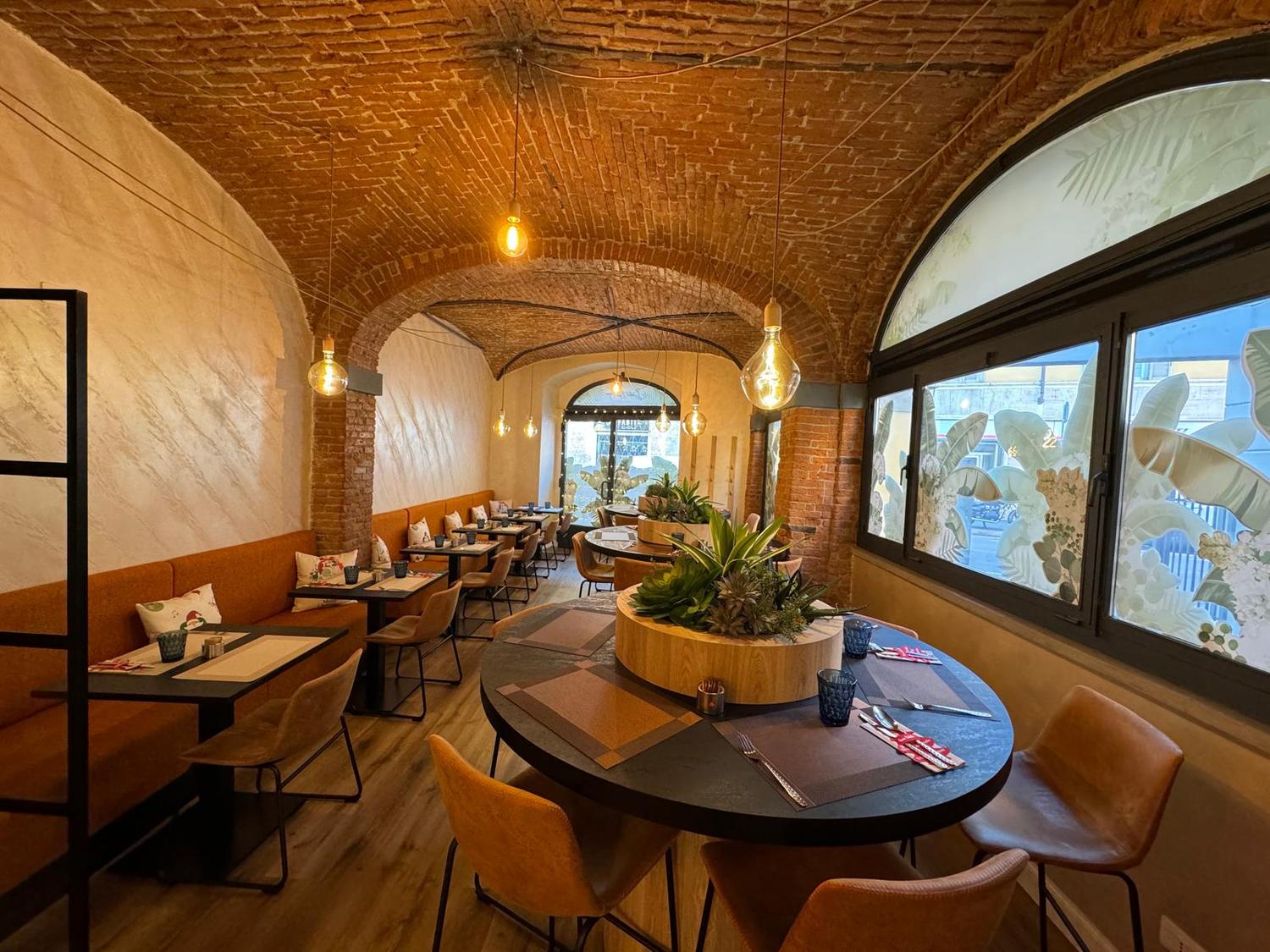 Azienda in vendita: Attività di ristorazione in centro città e due punti vendita a Italia - Ristoranti - Immagine foto 3