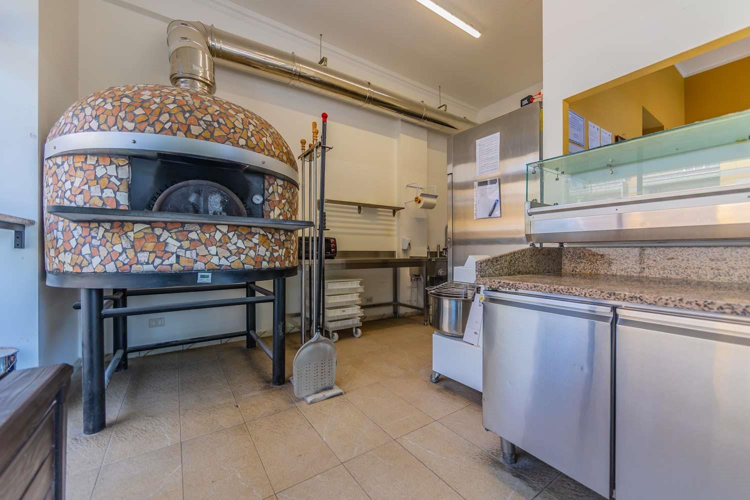 Azienda in vendita: PIZZERIA DA ASPORTO CON FORNO A LEGNA  a Italia - Pizzerie - Immagine principale