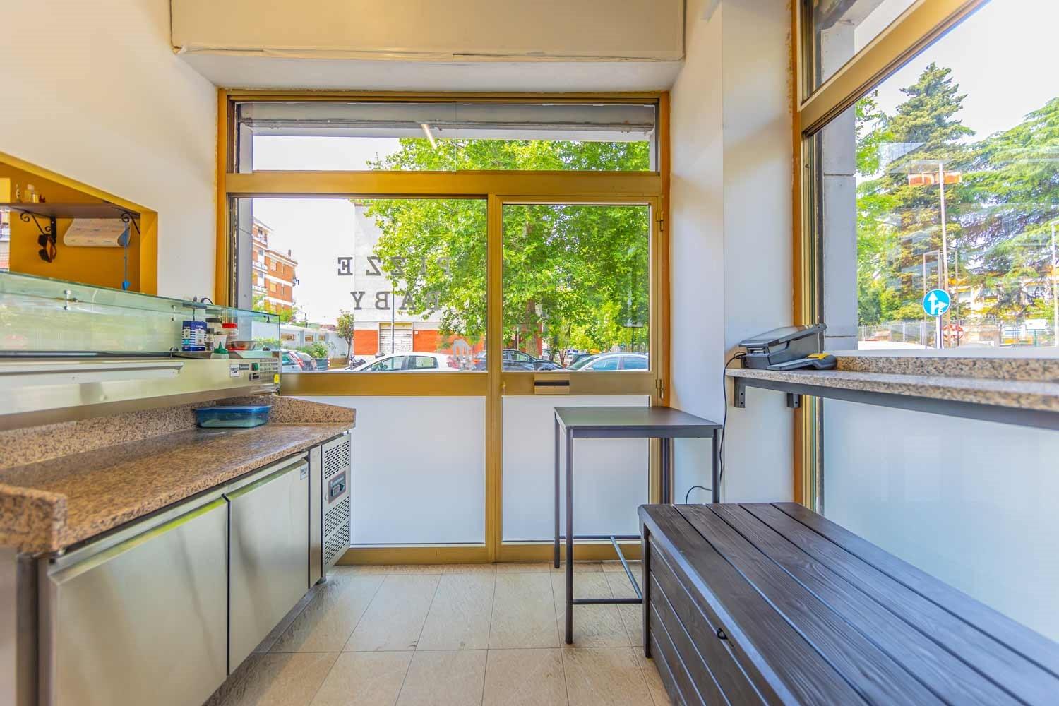 Azienda in vendita: PIZZERIA DA ASPORTO CON FORNO A LEGNA  a Italia - Pizzerie - Immagine foto 2