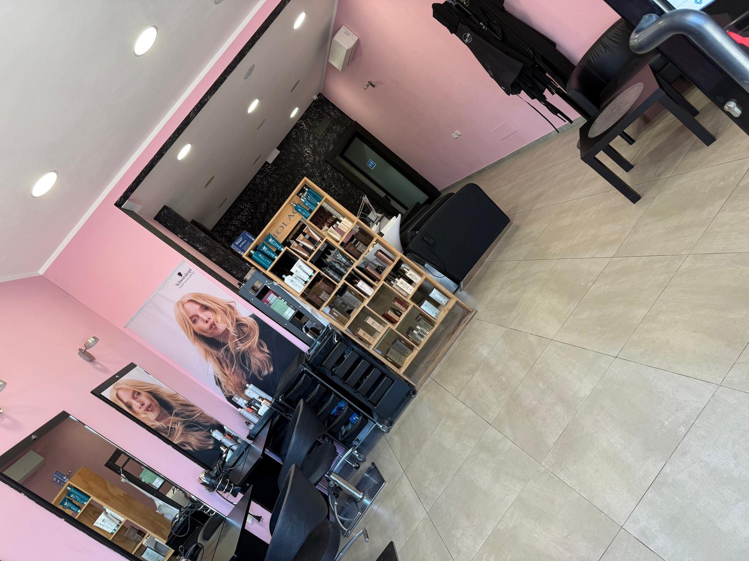 Azienda in vendita: Attività di parrucchieri  a Italia - Parrucchieri - Immagine principale