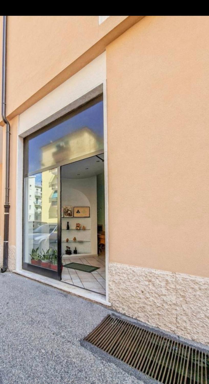 Azienda in vendita: Cedesi Attività commerciali con annesse mura a Italia - Parrucchieri - Immagine principale