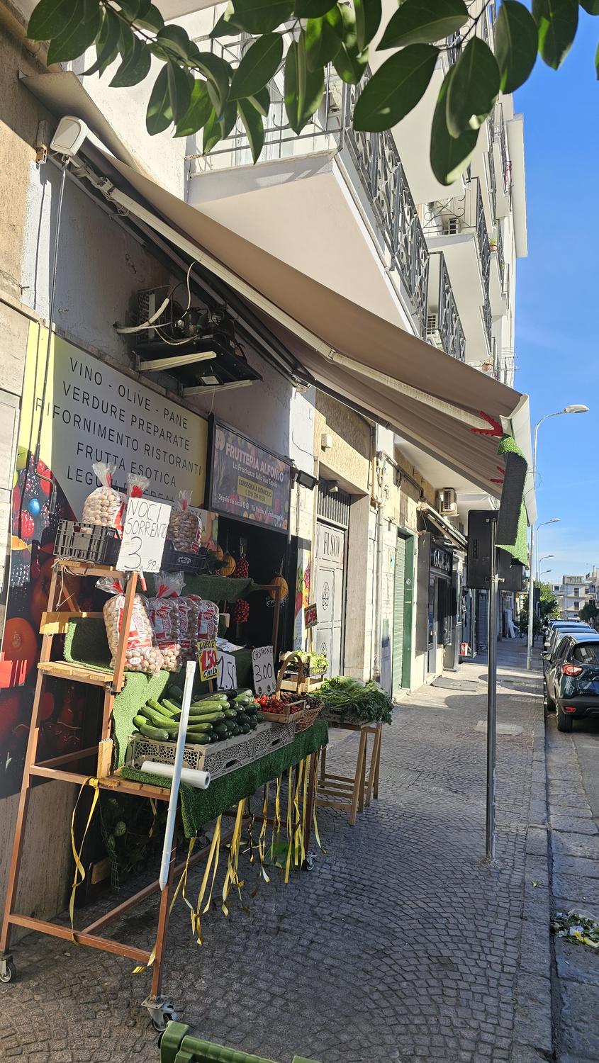 Azienda in vendita: Cedo Frutteria in Frattamaggiore via Mazzini, strada principale
 a Italia - Negozi - alimentari e ortofrutta - Immagine foto 2